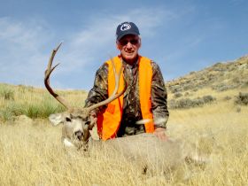 Guides Deer Hunts Wyoming Outfitters Guide Mule Deer