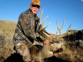 Guides Deer Hunts Wyoming Outfitters Guide Mule Deer